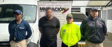 Uno de los detenidos junto a las autoridades colombianas.