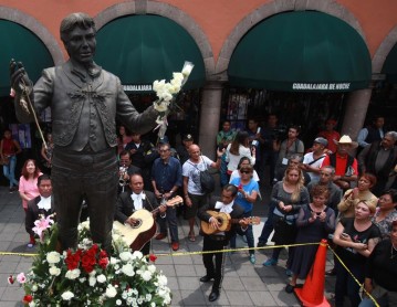 México rinde homenaje a Juan Gabriel
