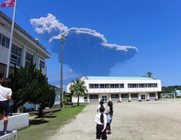 La fuerte erupción volcán obliga a evacuar una isla del sur de japón