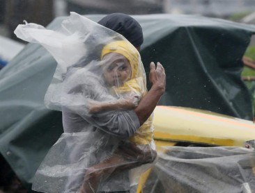 Cerca de 450.000 evacuados por tifón en Filipinas