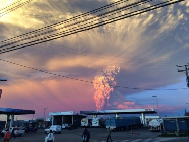 El volcán Calbuco entra en erupción y se ordena evacuación a sus alrededores