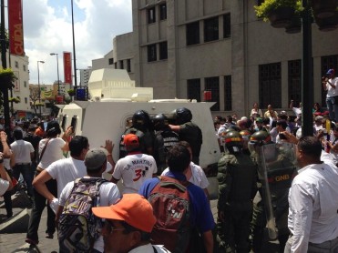 López se entrega a la Guardia Nacional venezolana en una plaza caraqueña