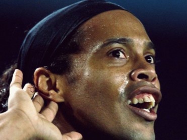 Ronaldinho regalando 34 años de magia al mundo