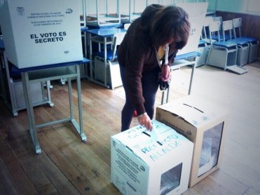 Decisión 2014, ciudadanos ecuatorianos emiten su voto hoy