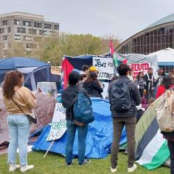 Estudiantes permanecen en tiendas de campaña en el campamento del Instituto Tecnológico de Massachusetts (MIT), el 30 de abril de 2024 en Cambridge, Massachusetts, Estados Unidos.