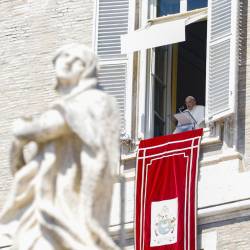El papa Francisco dirige la oración del Regina Coeli desde la ventana del Palacio Apostólico con vistas a la Plaza de San Pedro, Ciudad del Vaticano, el 14 de abril de 2024. EFE/EPA/FABIO FRUSTACI
