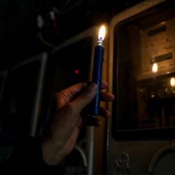 Un ciudadano ecuatoriano revisa un medidor de luz en Quito.