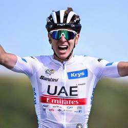 Tadej Pogacar celebra su victoria en la segunda etapa del Giro de Italia