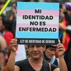 Manifestantes protestan contra la actualización del Plan Esencial de Aseguramiento en Salud (PEAS) en el que se incluyó el transexualismo, el transvestismo de rol dual y el trastorno de la identidad de género en la niñez como enfermedades de salud mental
