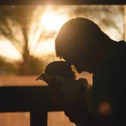Imagen referencial de una padre junto a su bebé.