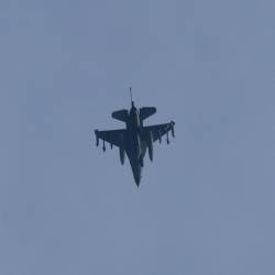 Fotografía de archivo donde se ve a un avión de combate israelí sobrevolando una zona cercana a la frontera entre Líbano e Israel.