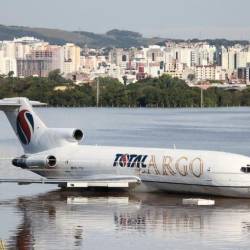 Un avión de carga se detuvo el lunes en una pista inundada del aeropuerto Salgado Filho, en Porto Alegre.