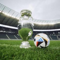 Trofeo de la Eurocopa junto con el balón Fussballiebe