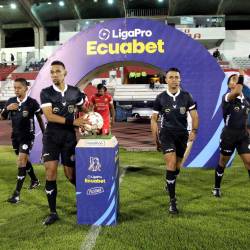 Árbitros del fútbol ecuatoriano ingresan al estadio de La Cocha, Latacunga