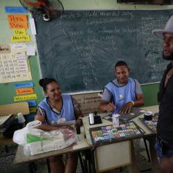 Votantes asisten a un centro electoral para participar en las elecciones generales este domingo en Santo Domingo, República Dominicana.