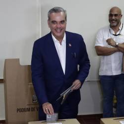 El presidente dominicano y candidato a la reelección, Luis Abinader, vota este 19 de mayo de 2024, en un centro electoral en la Secundaria Babeque, en Santo Domingo (República Dominicana). EFE/ Bienvenido Velasco