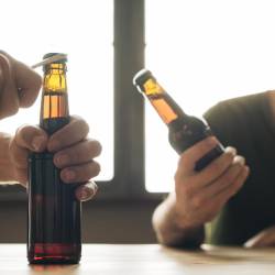 Imagen referencial de dos hombres consumiento cerveza.
