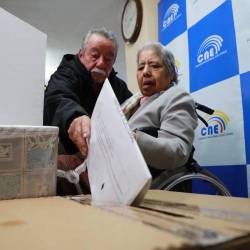 Imagen de dos adultos mayores votando desde sus hogares este viernes 19 de abril, en Quito, Pichincha.