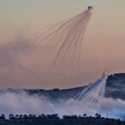 Esta imagen, captada el 16 de octubre pasado en la aldea de Dhayra, muestra la típica nube de humo con forma de pulpo que ocasionan este tipo de municiones tóxicas.