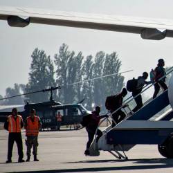 Foto de personas abordando un avión en Chile hacia Haití.