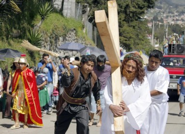 Multitudinaria muestra de fe en tradicionales procesiones católicas