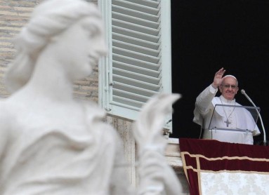 Miles de feligreses en el primer Ángelus del papa Francisco