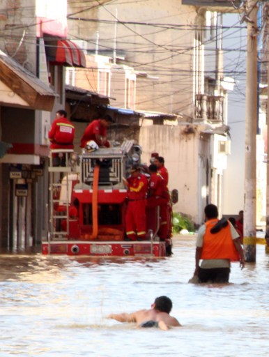 Salvavidas nadan en busca de gente en las calles de Piura, Perú