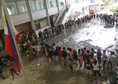 Cerca de 450.000 evacuados por tifón en Filipinas