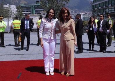Cristina Fernández acude a la Asamblea de Ecuador para recibir premio &quot;Manuela Sáenz&quot;
