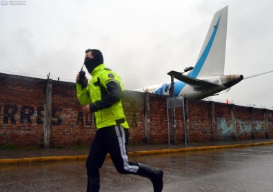Avión de Tame pierde pista en aeropuerto de Cuenca