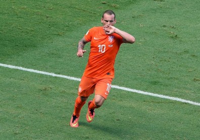Holanda avanza con drama a los cuartos de final