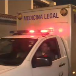 Imagen de un carro de Medicina Legal en Guayaquil, en referencia a muertes violentas en Ecuador.