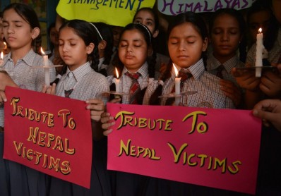 Personas en el mundo se unen en oración por Nepal