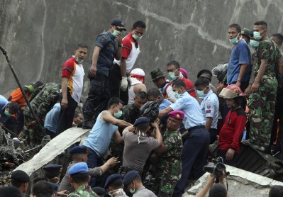 Al menos 13 muertos y 2 heridos en accidente de avión militar en Indonesia