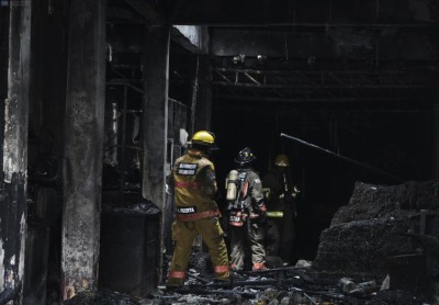 Imágenes del incendio en fábrica de zapatos en el centro de Guayaquil