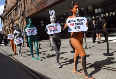 Manifestantes pintaron sus cuerpos para protestar contra el uso de pieles
