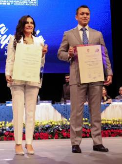 La vicepresidenta Verónica Abad, junto al presidente Daniel Noboa, en la entrega de credenciales.