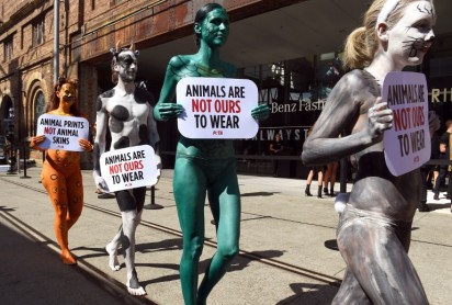 Manifestantes pintaron sus cuerpos para protestar contra el uso de pieles