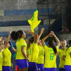 Jugadoras de Brasil celebran su décimo título del Sudamericano Sub 20