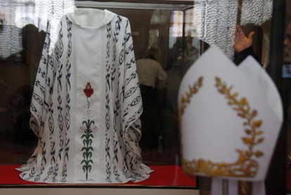 Artesanos cuencanos confeccionan vestimenta para el papa Francisco