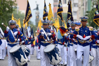 Miles de estudiantes desfilan por el corazón de Guayaquil