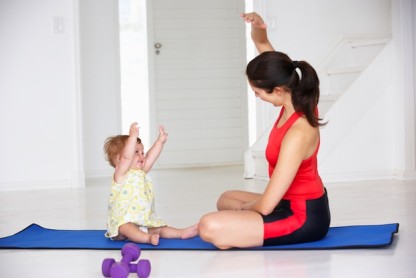 Mamás y bebes haciendo yoga