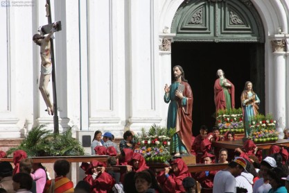 Multitudinaria muestra de fe en tradicionales procesiones católicas