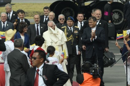 Un cercano papa Francisco saludó sin protocolos al pueblo ecuatoriano