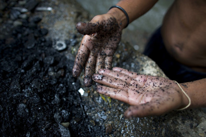Chatarreros buscan objetos de valor en un río de Venezuela