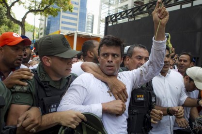 López se entrega a la Guardia Nacional Venezolana