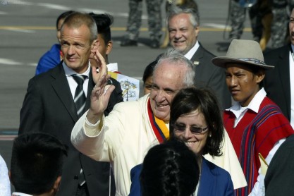 Un cercano papa Francisco saludó sin protocolos al pueblo ecuatoriano