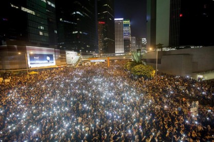 Fuertes protestas en Hong Kong ante la pasividad de los policías