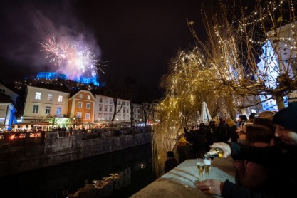 El mundo recibe 2019 con fuegos artificiales y festejos