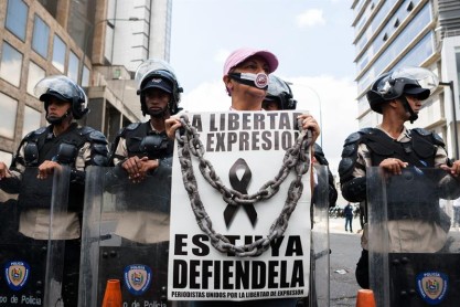 Periodistas venezolanos alertan de peligro de sus empleos por falta de papel